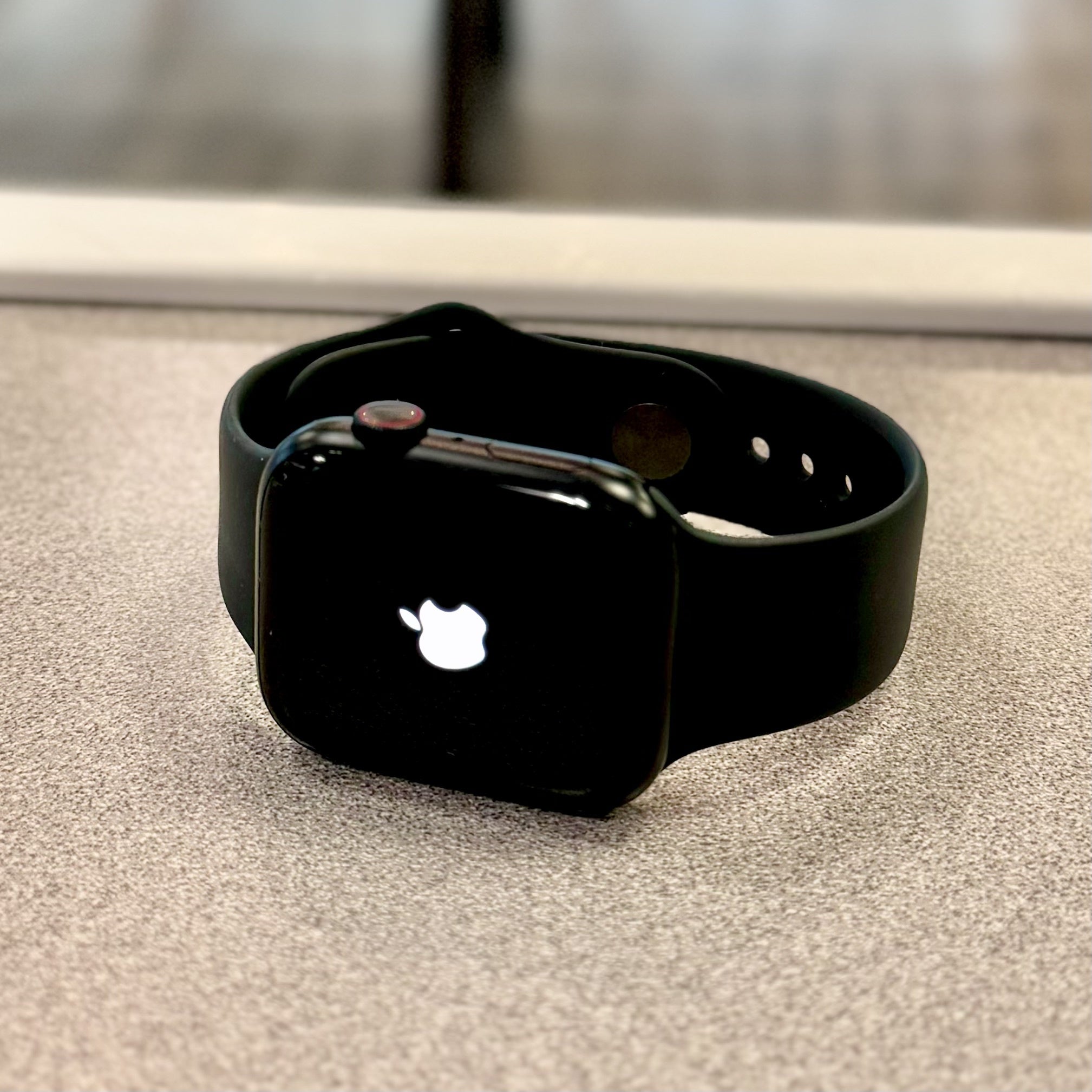 Apple Watch Series 9, GPS + Callular With Stainless Steel || ساعة أبل من السلسلة 9، مزودة بنظام تحديد المواقع العالمي (GPS)